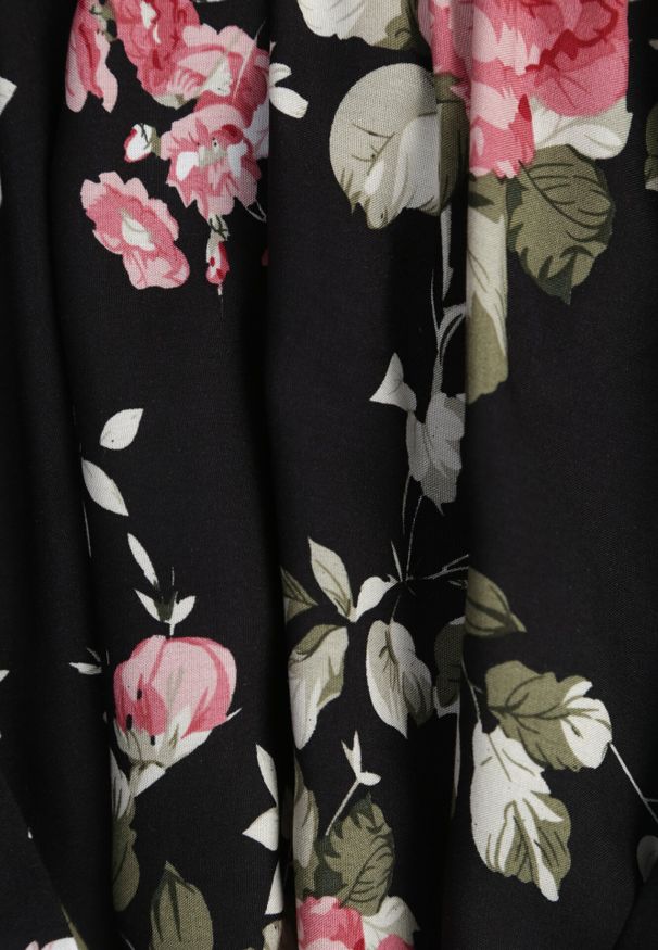 Born2be - Czarna Kopertowa Sukienka w Kwiatowy Wzór z Paskiem i Falbanką Thellippe. Typ kołnierza: dekolt w kształcie V, dekolt kopertowy. Kolor: czarny. Wzór: kwiaty. Typ sukienki: kopertowe. Materiał: tkanina. Długość rękawa: krótki rękaw. Sezon: lato. Styl: elegancki. Długość: maxi