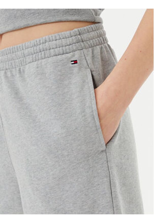 TOMMY HILFIGER - Tommy Hilfiger Szorty sportowe UW0UW05800 Szary Regular Fit. Kolor: szary. Materiał: bawełna