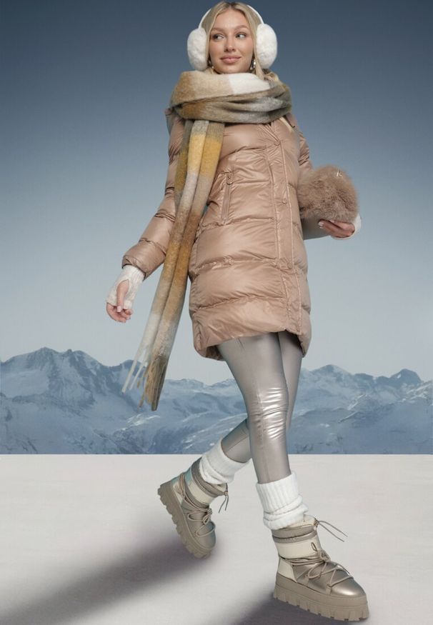 Born2be - Jasnobrązowa Pikowana Kurtka o Długim Kroju z Kapturem Kieszeniami i Dwustronnym Suwakiem Sanarose. Okazja: na spacer, na co dzień. Typ kołnierza: kaptur. Kolor: beżowy. Materiał: dzianina, jeans. Długość: długie. Wzór: aplikacja. Styl: casual, elegancki