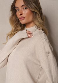 Renee - Jasnobeżowy Golf z Eleganckim Zapięciem na Ramieniu Ozdobiony Cyrkoniami przy Guzikach Maririna. Okazja: do pracy, na spotkanie biznesowe, na co dzień. Typ kołnierza: golf. Kolor: beżowy. Materiał: jeans. Długość rękawa: długi rękaw. Długość: długie. Wzór: aplikacja. Styl: elegancki