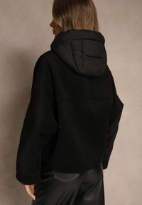 Renee - Czarna Nietoperzowa Kurtka Przejściowa z Kapturem Amiree. Okazja: na co dzień. Typ kołnierza: kaptur. Kolor: czarny. Materiał: dzianina. Długość: krótkie. Styl: casual #7