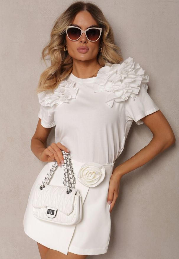 Renee - Biały T-shirt z Bawełny Ozdobiony Bufiastymi Falbankami Kandrra. Typ kołnierza: kołnierz z falbankami. Kolor: biały. Materiał: bawełna. Wzór: aplikacja