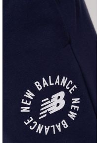 New Balance spodnie dresowe męskie kolor granatowy z nadrukiem. Kolor: niebieski. Materiał: dresówka. Wzór: nadruk