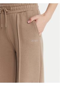 Guess Spodnie dresowe V6RB17 K9V31 Beżowy Regular Fit. Kolor: beżowy. Materiał: bawełna #3