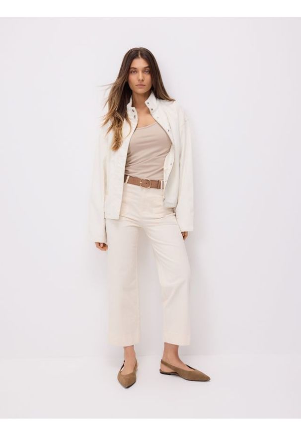 Reserved - Spodnie z paskiem - kremowy. Kolor: kremowy. Materiał: tkanina, bawełna