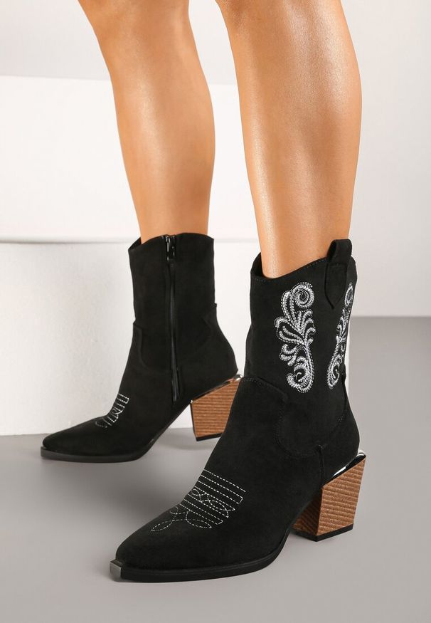 Renee - Czarne Botki w Stylu Kowbojek Vices na Stożku Ozdobione Haftem Xalfedi. Kolor: czarny. Materiał: jeans. Wzór: aplikacja, haft. Obcas: na stożku. Styl: elegancki. Wysokość obcasa: średni