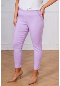 Nasi partnerzy - Lawendowe spodnie chinosy Nina z zamkami 7/8 PLUS SIZE XXL WIOSNA. Okazja: na co dzień, do pracy, na spacer. Kolekcja: plus size. Kolor: fioletowy. Materiał: włókno, materiał, wiskoza, elastan, tkanina, poliester. Długość: krótkie. Sezon: wiosna. Styl: casual #1