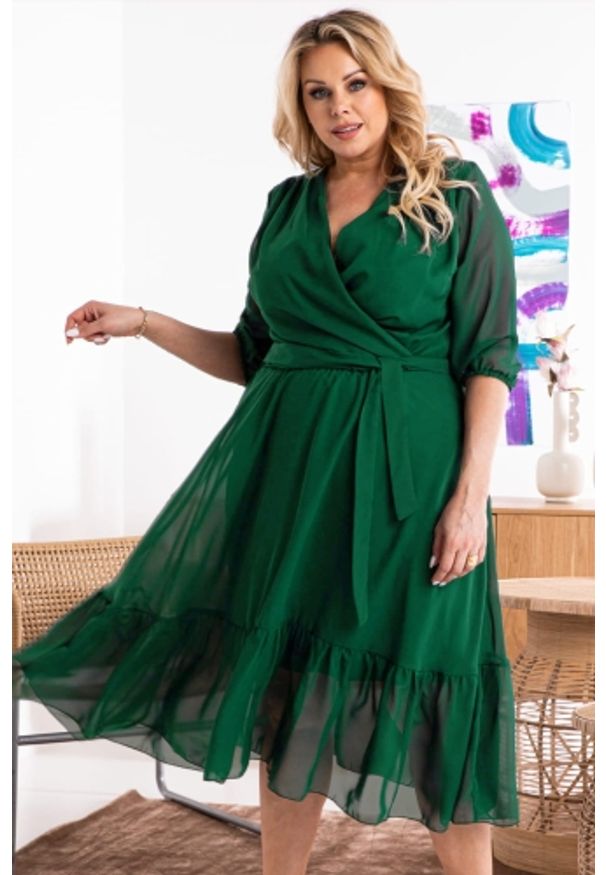 KARKO - Sukienka kobieca wizytowa zwiewna szyfonowa GERARDA butelkowa zieleń PROMOCJA. Okazja: na komunię, na wesele, na imprezę, na co dzień, na ślub cywilny. Typ kołnierza: dekolt kopertowy. Kolekcja: plus size. Materiał: szyfon. Sezon: wiosna, lato. Typ sukienki: kopertowe, dla puszystych, proste. Styl: wizytowy