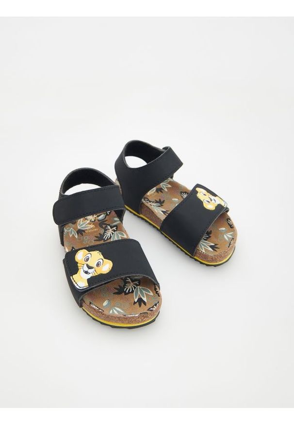Reserved - Sandały na rzep Król Lew - czarny. Zapięcie: rzepy. Kolor: czarny. Materiał: materiał
