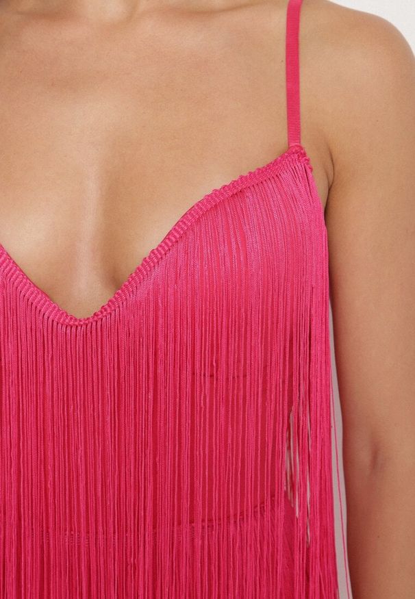 Born2be - Fuksjowy Krótki Kombinezon z Długimi Frędzlami i Regulowanymi Ramiączkami Odenthe. Kolor: różowy. Długość rękawa: na ramiączkach. Długość: krótkie. Wzór: aplikacja