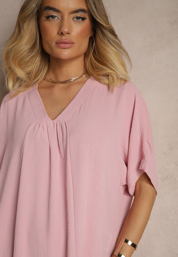 Renee - Różowa Pudełkowa Sukienka z Bawełną i Marszczeniem Teleriela. Okazja: na co dzień. Kolekcja: plus size. Kolor: różowy. Materiał: bawełna. Typ sukienki: dla puszystych, proste. Styl: casual, klasyczny