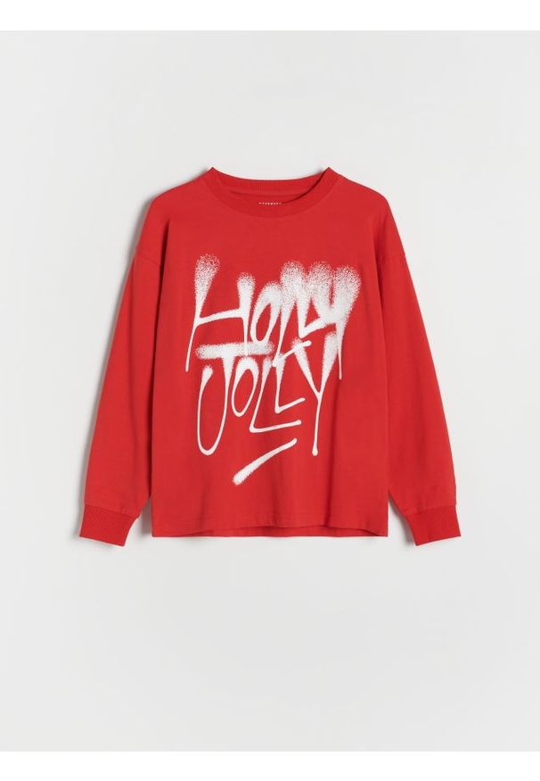 Reserved - Świąteczny longsleeve z nadrukiem - czerwony. Kolor: czerwony. Materiał: dzianina, bawełna. Długość rękawa: długi rękaw. Wzór: nadruk. Styl: wizytowy