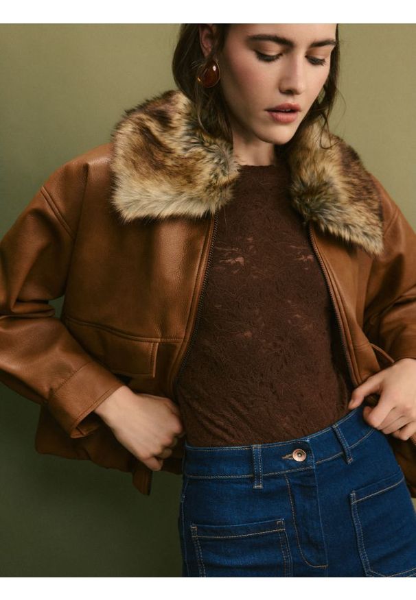 Reserved - Koronkowe body z długimi rękawami - ciemnobrązowy. Kolor: brązowy. Materiał: koronka. Długość rękawa: długi rękaw. Długość: długie