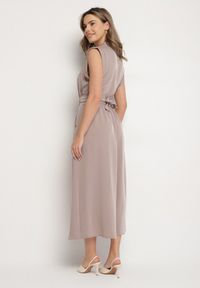 Born2be - Brązowa Sukienka Koszulowa o Rozkloszowanym Kroju z Wiązaniem w Pasie Mavirielle. Okazja: na co dzień. Typ kołnierza: dekolt w serek. Kolor: brązowy. Materiał: skóra. Długość rękawa: długi rękaw. Typ sukienki: koszulowe. Styl: casual, elegancki #2