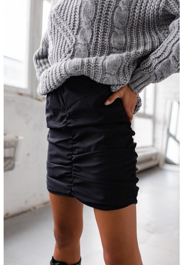 Spódniczka mini drapowana w kolorze czarnym - BERRY by Marsala. Okazja: na co dzień. Kolor: czarny. Materiał: materiał, bawełna, elastan, poliamid. Styl: elegancki, casual, klasyczny