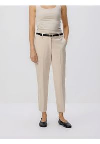 Reserved - Spodnie cygaretki z paskiem - beżowy. Kolor: beżowy. Materiał: tkanina, bawełna