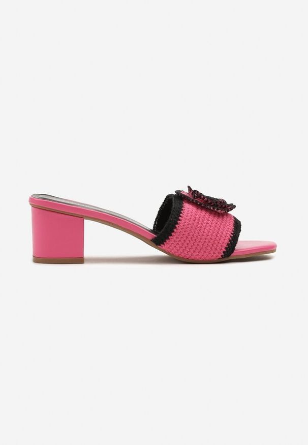 Renee - Fuksjowe Klapki na Słupkowym Obcasie z Szydełkową Cholewką z Kwiatem Idara. Okazja: na co dzień, na spacer. Kolor: różowy. Materiał: koronka, jeans. Wzór: kwiaty. Sezon: wiosna. Obcas: na obcasie. Styl: elegancki, boho, casual. Wysokość obcasa: średni
