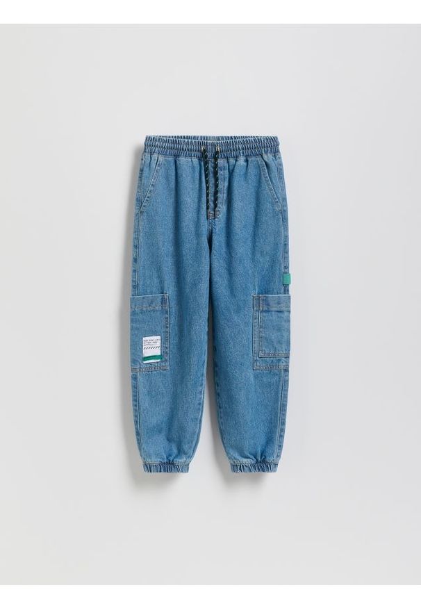 Reserved - Jeansowe joggery - niebieski. Kolor: niebieski
