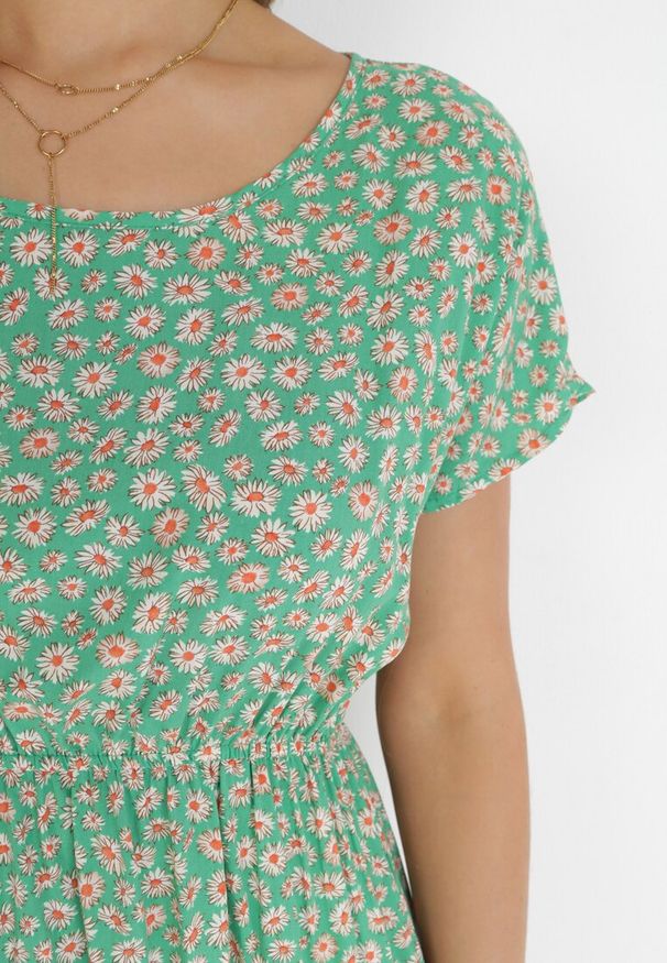 Born2be - Zielona Wiskozowa Rozkloszowana Sukienka z Gumką w Talii w Kwiaty Heidene. Kolor: zielony. Materiał: wiskoza. Wzór: kwiaty