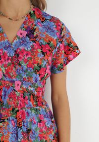Born2be - Różowo-Niebieska Sukienka Mini z Szeroką Gumką w Talii i Kopertowym Dekoltem Nevun. Typ kołnierza: dekolt kopertowy. Kolor: niebieski. Materiał: wiskoza. Wzór: kolorowy, aplikacja, kwiaty. Sezon: lato. Typ sukienki: kopertowe. Długość: mini #2