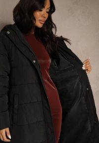 Renee - Czarna Długa Kurtka Zimowa z Pikowanymi Przeszyciami Kapturem i Suwakami Mevanesa. Okazja: na co dzień. Kolekcja: plus size. Kolor: czarny. Materiał: zamsz, jeans. Długość: długie. Sezon: zima. Styl: casual, elegancki #2