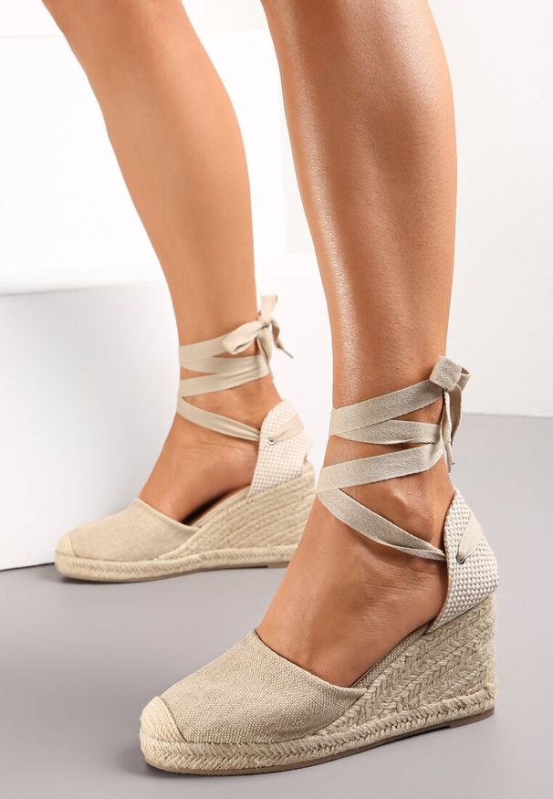 Renee - Beżowe Wiązane Sandały Espadryle na Wysokim Koturnie z Plecionką Perselia. Kolor: beżowy. Wzór: aplikacja. Obcas: na koturnie. Styl: boho