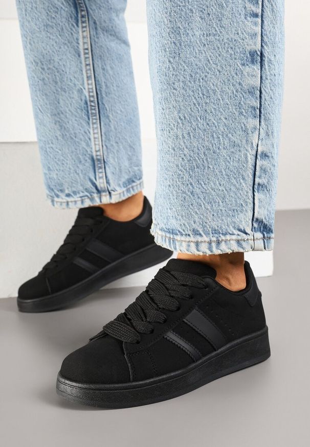 Born2be - Czarne Sneakersy z Ozdobnymi Naszywkami z Boku Galdexis. Okazja: na co dzień. Kolor: czarny. Materiał: jeans. Wzór: aplikacja