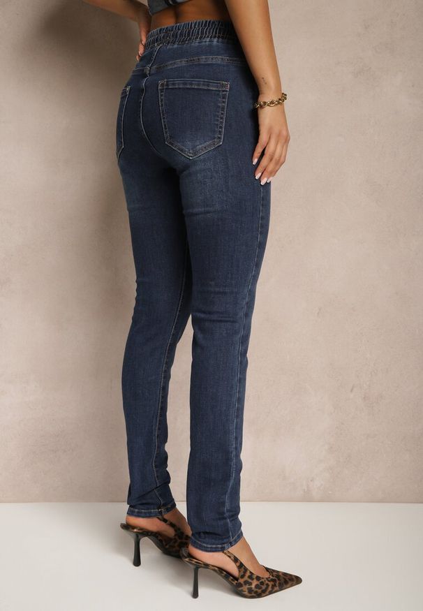 Renee - Granatowe Jeansy o Fasonie Slim z Bawełną ze Sznurkiem i Gumką w Talii Jalione. Okazja: na co dzień, na spacer. Kolor: niebieski. Wzór: aplikacja. Styl: elegancki, casual