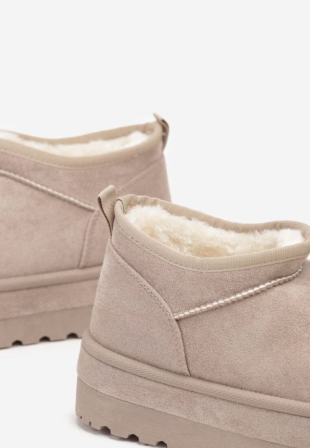 Born2be - Jasnobeżowe Śniegowce Vices z Krótką Cholewką Ocieplone Futerkiem Grelfedi. Okazja: na co dzień. Kolor: beżowy. Materiał: futro. Szerokość cholewki: normalna. Sezon: zima. Styl: elegancki, casual