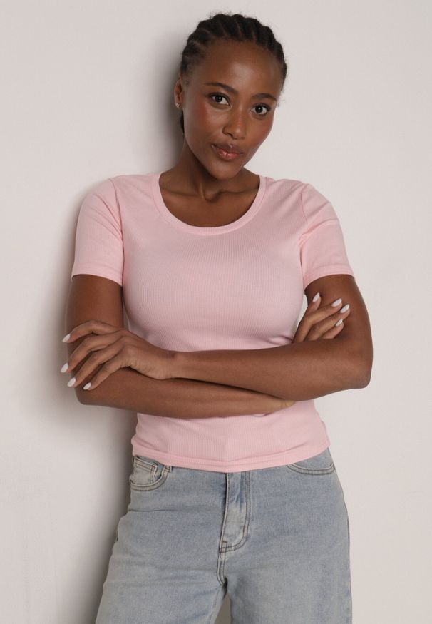 Born2be - Różowy Prążkowany T-shirt Ozdobiony po Bokach Marszczeniem Nedisa. Okazja: na co dzień. Kolor: różowy. Materiał: prążkowany. Wzór: aplikacja. Styl: casual