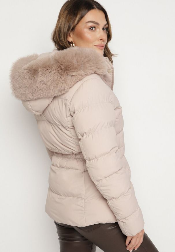 Born2be - Beżowa Kurtka z Futrem Pikowana z Odpinanym Kapturem Raiona. Okazja: na co dzień, na spacer. Kolekcja: plus size. Kolor: beżowy. Materiał: futro. Styl: casual, elegancki