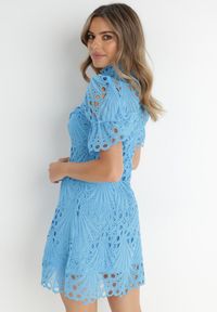 Born2be - Niebieska Sukienka Adoneus. Typ kołnierza: kołnierz z falbankami. Kolor: niebieski. Materiał: koronka. Wzór: koronka. Styl: klasyczny. Długość: midi #3