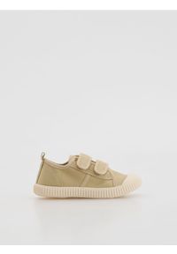 Reserved - Trampki na rzepy - beżowy. Zapięcie: rzepy. Kolor: beżowy. Materiał: bawełna. Styl: klasyczny #1