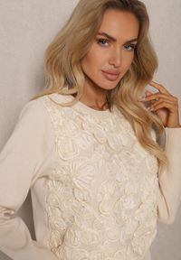 Renee - Jasnobeżowy Sweter z Wiskozą Ozdobiony Aplikacjami z Siateczki Harilia. Okazja: na co dzień. Kolor: beżowy. Materiał: wiskoza. Wzór: aplikacja. Styl: klasyczny, elegancki, casual #3