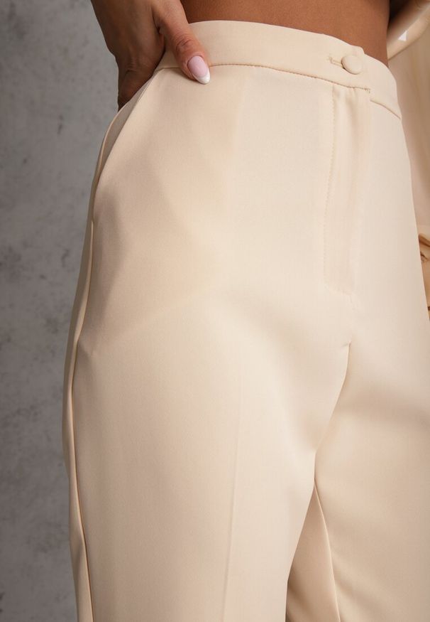 Renee - Beżowe Klasyczne Spodnie VICES Garniturowe High Waist Dimaia. Okazja: na komunię, na co dzień, na imprezę, do pracy, na spotkanie biznesowe. Stan: podwyższony. Kolor: beżowy. Styl: klasyczny