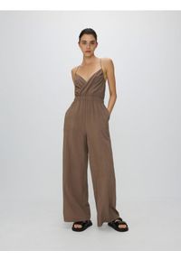 Reserved - Kopertowy kombinezon z wiskozą - brązowy. Kolor: brązowy. Materiał: wiskoza. Typ sukienki: kopertowe #1