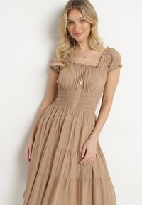 Born2be - Ciemnobeżowa Bawełniana Rozkloszowana Sukienka z Guzikami i Bufiastymi Rękawami Annivi. Okazja: na co dzień. Kolor: beżowy. Materiał: bawełna. Styl: elegancki, casual, klasyczny #3