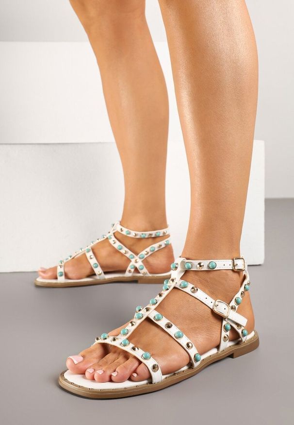 Born2be - Białe Sandały Typu Rzymianki z Koralikami Parmoi. Okazja: na co dzień. Zapięcie: sprzączka. Kolor: biały. Wzór: aplikacja. Sezon: lato. Obcas: na płaskiej podeszwie. Styl: casual, elegancki