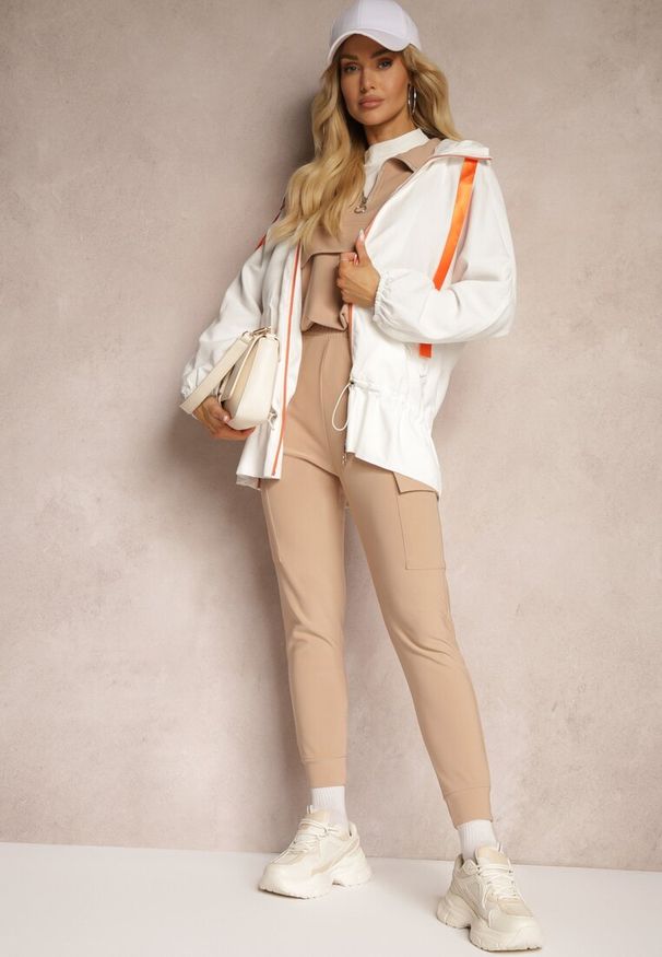 Renee - Biała Kurtka z Dodatkiem Bawełny Ozdobiona Wstążkami z Kapturem i Ściągaczami Valentis. Typ kołnierza: kaptur. Kolor: biały. Materiał: bawełna. Wzór: aplikacja. Styl: elegancki