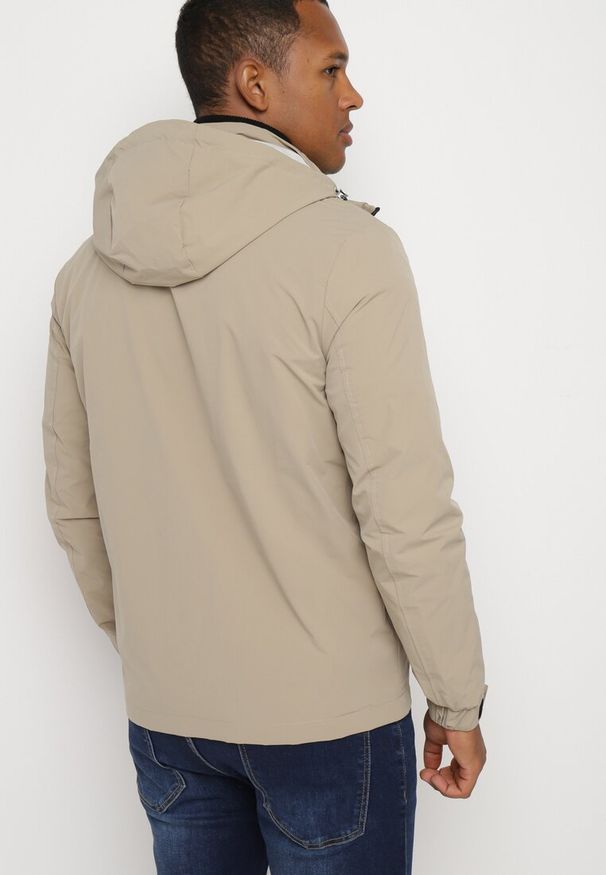 Born2be - Jasnobeżowa Kurtka z Kapturem Wiatrówka Meviane. Okazja: na co dzień. Typ kołnierza: kaptur. Kolor: beżowy. Materiał: jeans. Styl: casual