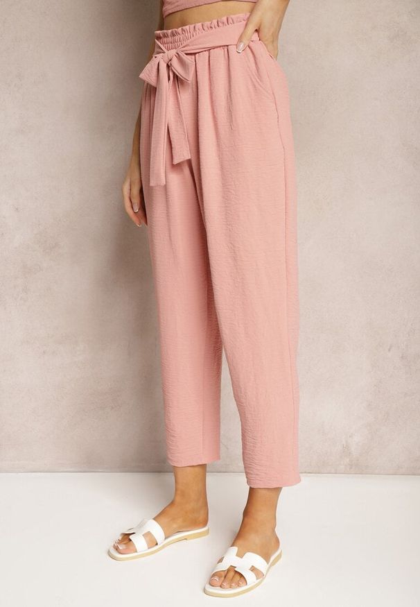 Renee - Ciemnoróżowe Spodnie High Waist Wiązane w Pasie Wykończone Gumką w Talii Dimixi. Okazja: na co dzień. Stan: podwyższony. Kolor: różowy. Styl: casual