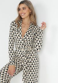 Born2be - Beżowy Kombinezon z Wiązanym Paskiem w Geometryczny Print Ninatti. Okazja: na randkę, na imprezę. Kolor: beżowy. Materiał: materiał. Wzór: nadruk, geometria #2
