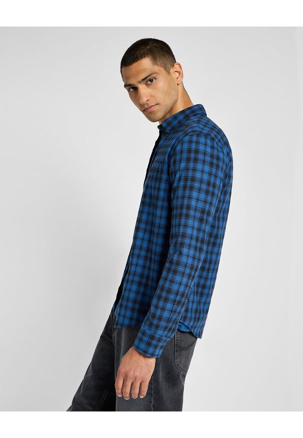 Lee - LEE MĘSKA KOSZULA LEE BUTTON DOWN BLUE 112355642 L880015617. Typ kołnierza: button down