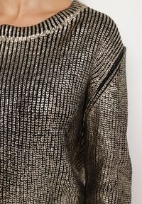 Born2be - Czarno-Złoty Pudełkowy Sweter o Klasycznym Kroju z Metalicznym Połyskiem Everitra. Okazja: na co dzień. Kolor: czarny. Materiał: jeans. Długość rękawa: długi rękaw. Długość: długie. Styl: klasyczny #6