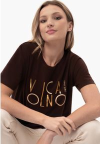 Volcano - Brązowy t-shirt, Comfort Fit, T-MADAME. Okazja: na co dzień. Kolor: brązowy. Materiał: bawełna, jeans, elastan, materiał. Wzór: napisy. Styl: casual