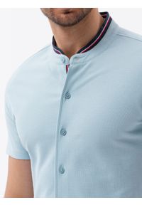 Ombre Clothing - Koszula męska dzianinowa z krótkim rękawem i kolorową stójką – błękitna V3. Typ kołnierza: kołnierzyk stójkowy. Kolor: niebieski. Materiał: dzianina. Długość rękawa: krótki rękaw. Długość: krótkie. Wzór: kolorowy. Styl: sportowy #6