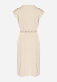 Born2be - Beżowa Sukienka z Wiskozą o Pudełkowym Kroju z Paskiem z Klamrą Polliviera. Okazja: na co dzień. Kolor: beżowy. Materiał: wiskoza. Styl: casual, elegancki #5