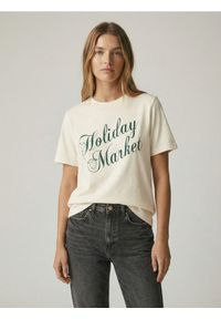 Reserved - T-shirt ze świątecznym motywem - złamana biel. Materiał: bawełna, dzianina. Styl: wizytowy