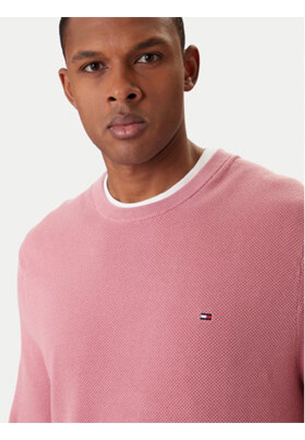TOMMY HILFIGER - Tommy Hilfiger Sweter Essential MW0MW36347 Koralowy Regular Fit. Kolor: pomarańczowy. Materiał: bawełna