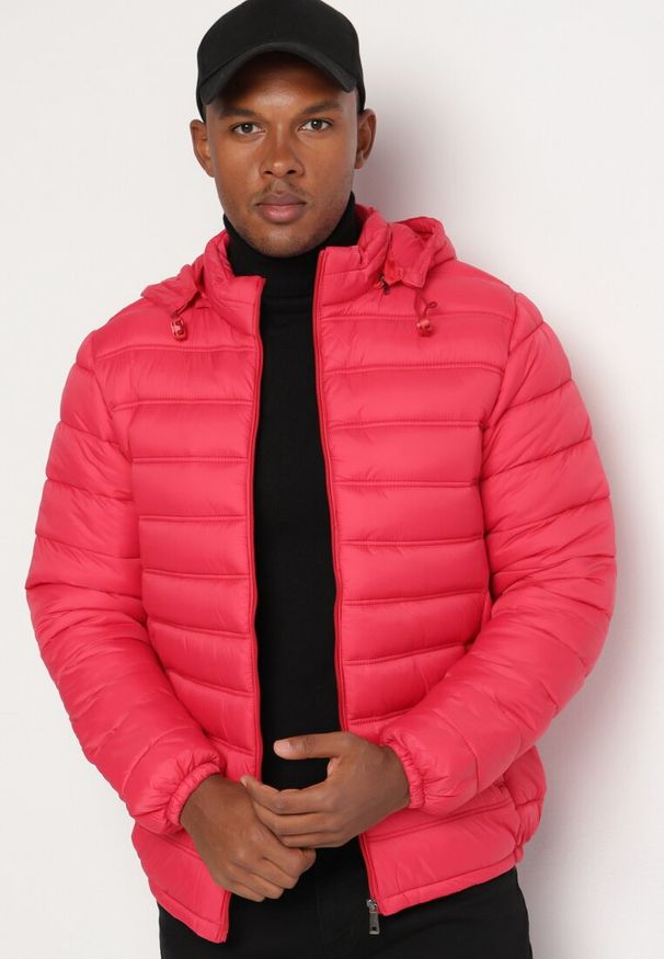 Born2be - Czerwona Kurtka Pikowana z Odpinanym Kapturem Atteisa. Okazja: na co dzień. Kolor: czerwony. Materiał: jeans. Sezon: zima, jesień. Styl: casual, elegancki